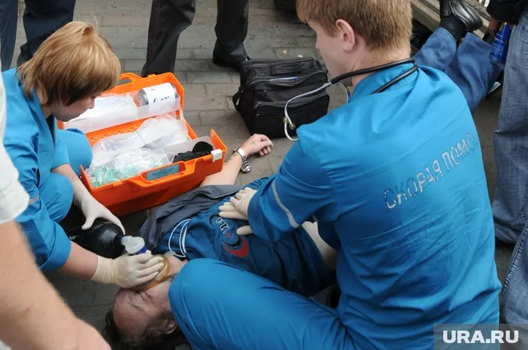 Медикам "скорой" помогут спасти жизнь умирающего дефибрилляторы в общественных местах