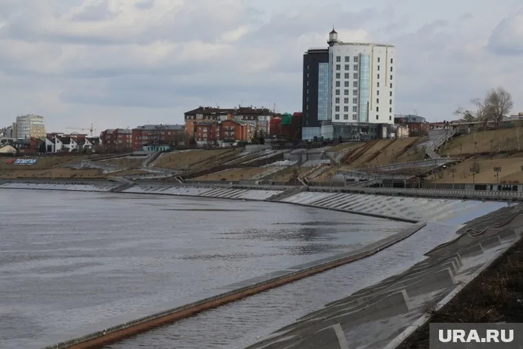 Дом находится возле Моста влюбленных, одной из достопримечательностей Тюмени