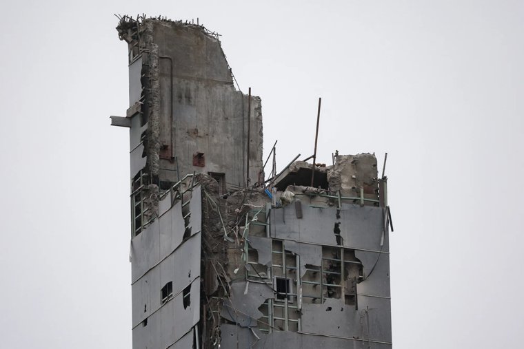 Огромный кусок колонны рухнул при сносе «Снежкома» в Красногорске: пострадали больше сотни машин. Фоторепортаж