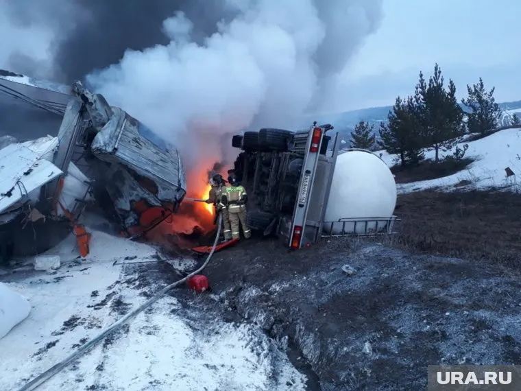 Один из водителей не смог выбраться из горящей машины