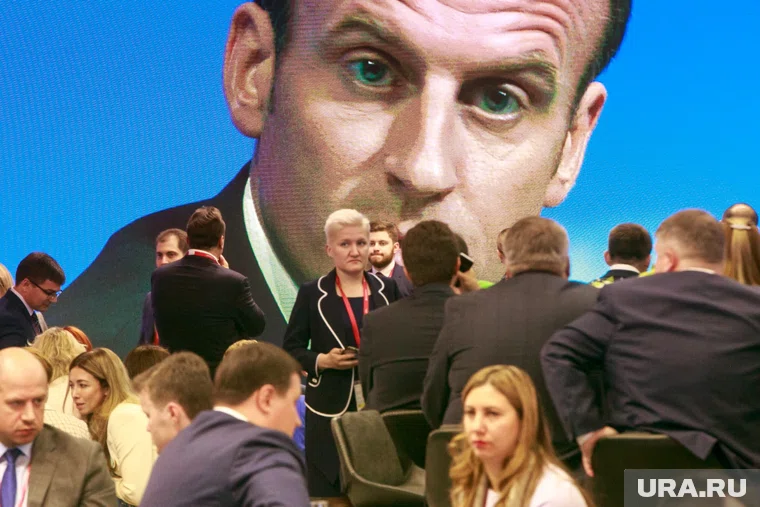 Отказ от совместного фото стало поводом для шуток над Эммануэлем Макроном