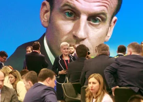 Трамп пошутил о поведении Макрона во время встречи по поводу военного конфликта