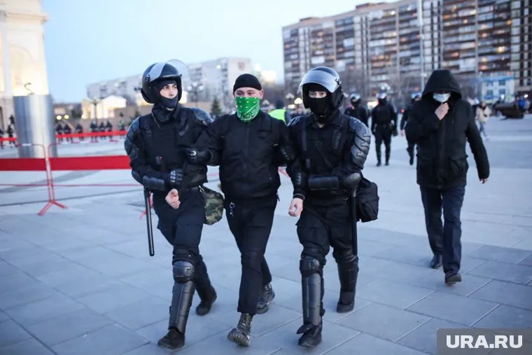 В день несанкционированного митинга в Тюмени прошел ряд задержаний