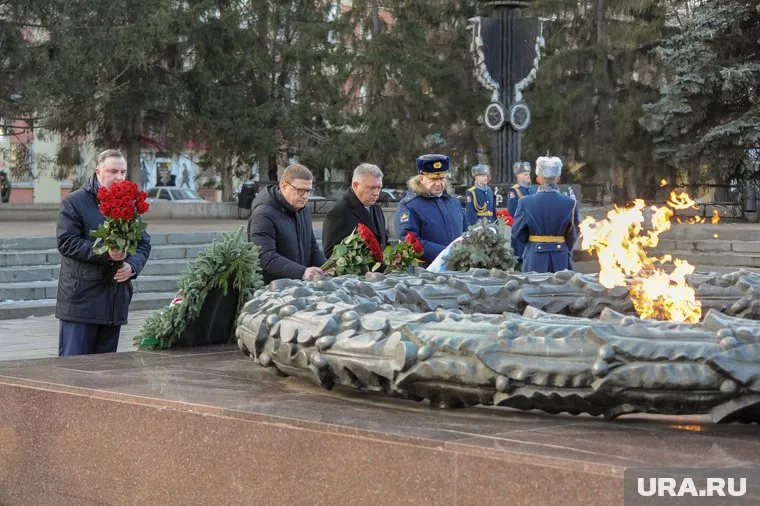Руководители всех ветвей власти возложили цветы к Вечному огню
