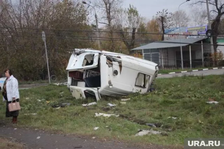 В страшной аварии автомобиль "скорой" разорвало на части