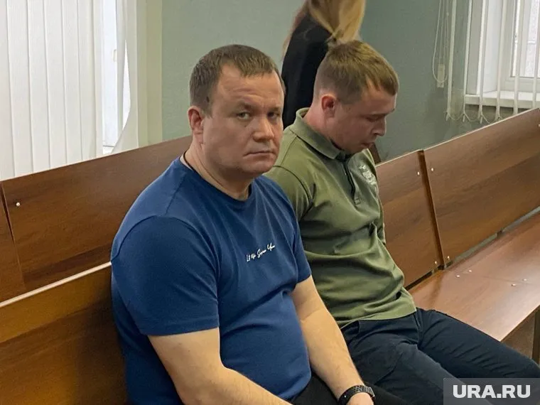 На скамье подсудимых оказались Иван Олейников (в синем) и Геннадий Изергин