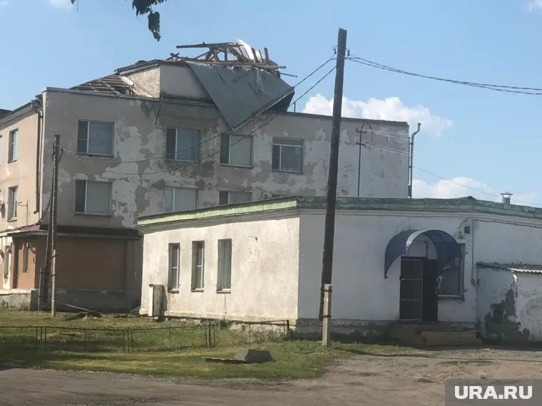 Ураган, который прошел в Курганской области 7 апреля, снес часть крыши Центральной районной больницы в селе Целинное