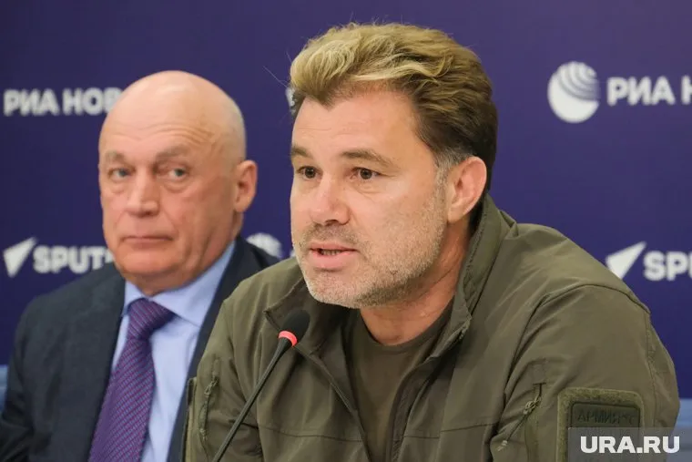 Писатель Олег Рой(справа) хочет вновь ощутить отцовство через внуков