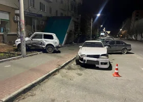 В Челябинске ночью пьяная девушка за рулем разбила две припаркованные машины