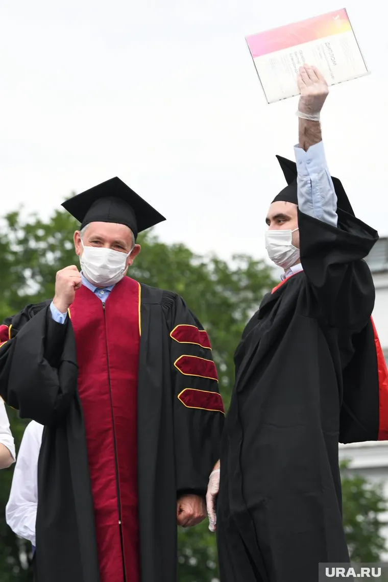 Почти 45% работников в регионе имеют высшее образование.