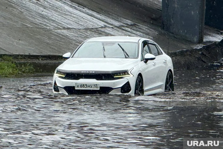 В Москве после ливней автомобили начали на ходу погружаться под воду