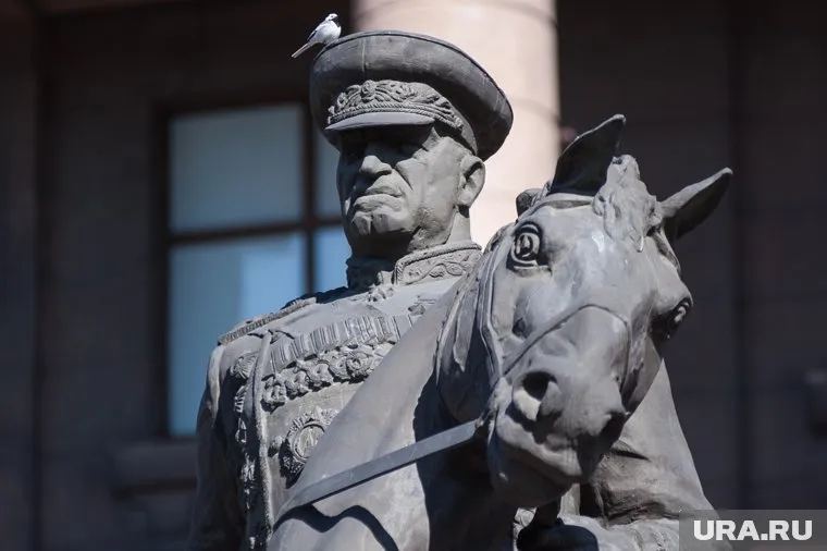 Памятник Георгию Жукову был установлен 8 мая 1995 года (фото из архива)