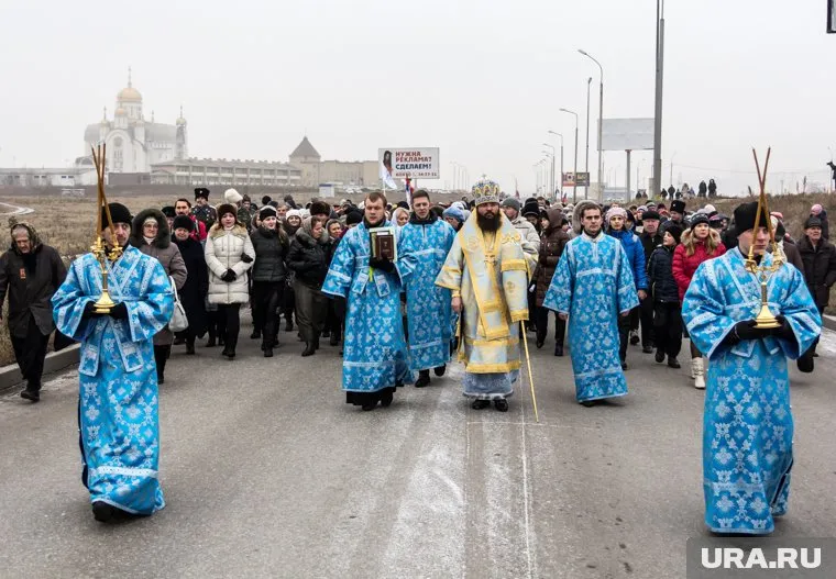 Иннокентий (в центре) был посвящен в сан епископа в 2012 году