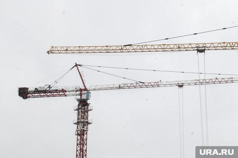 Спасатели забрались в кабину крана и с помощью альпинистского оборудования транспортировали тело на землю