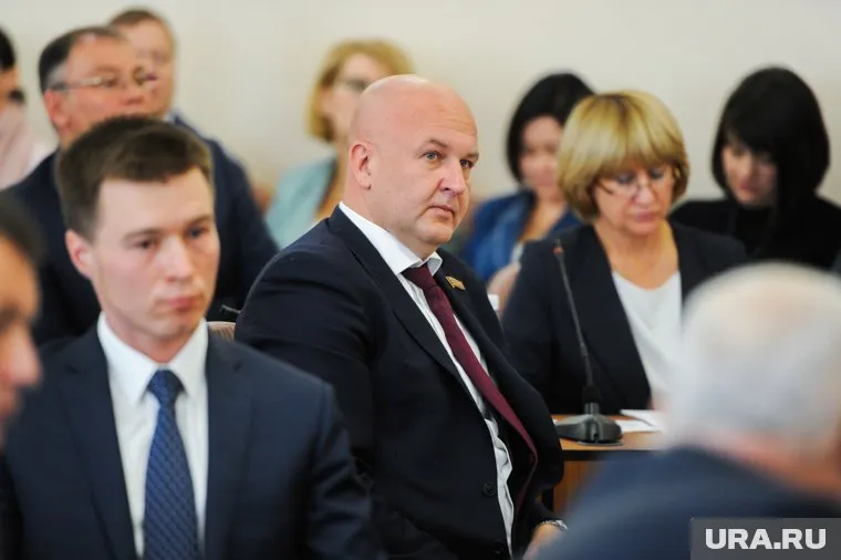 Иван Горнов (в центре) выступил с докладом о внесении поправок в устав Челябинска