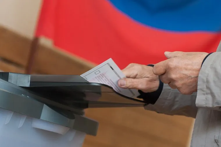 Голосование на выборах в Екатеринбургскую городскую Думу. Екатеринбург , старость, выборы, бюллетень, триколор, флаг россии, пожилой человек, коиб, голосование, избиратель