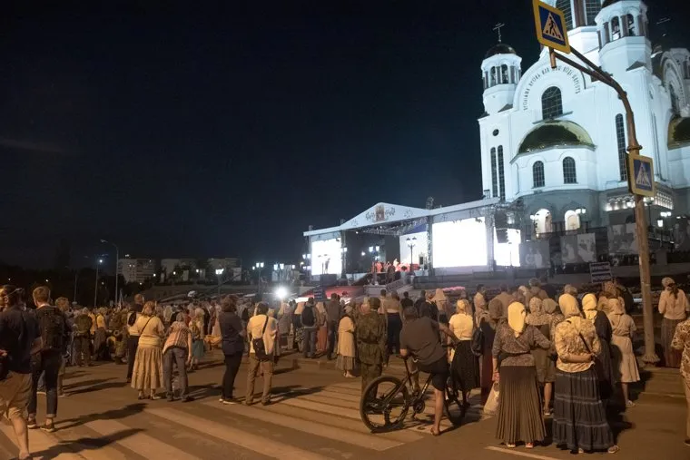 Крестный ход у Храма на крови. Екатеринбург