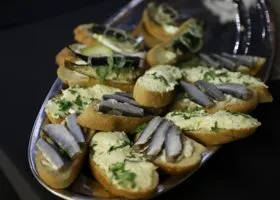 Шпроты «За Родину» вызвали рвоту у челябинки