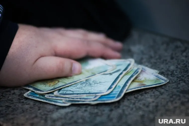 Мошенник убедил женщину пройти обряды исцеления