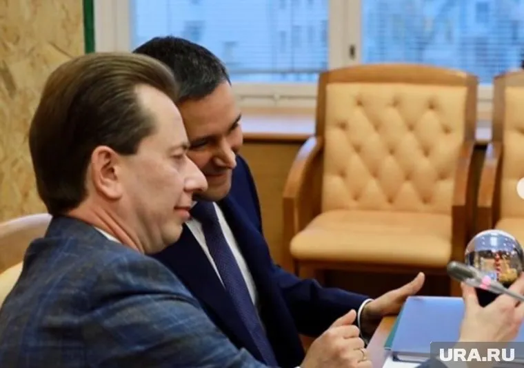 Владимир Бурматов (слева) подарил Дмитрию Кобылкину шар с челябинским черным снегом