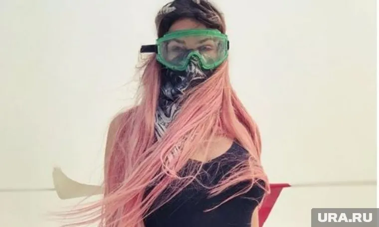 Алене Водонаевой приходится прятать лицо от песка постоянно