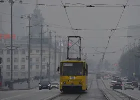 В центре Екатеринбурга подросток прокатился на прицепе трамвая