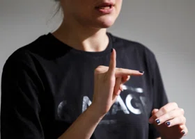 Инвалиды из ХМАО жалуются на острую нехватку сурдопереводчиков