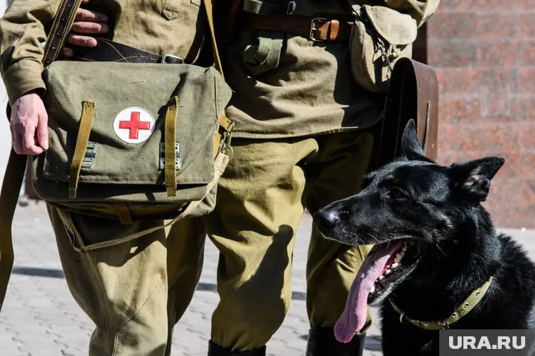 Костюмированная автоколонна и воздушный парад ко Дню Победы. Екатеринбург