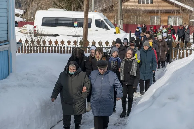 Прощание с погибшей школьницей. д.Полуденная, Юго Камский. Пермь