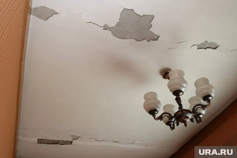 По факту осыпания штукатурки в детском саду в Кунгуре проводятся проверки