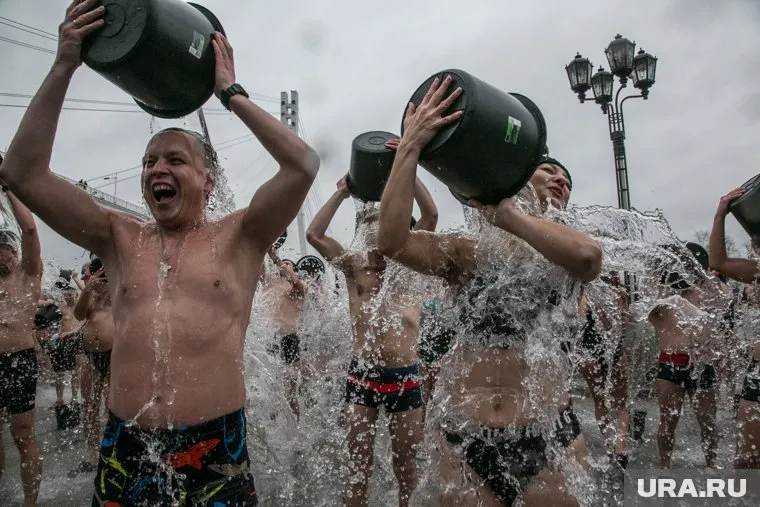 Массовое закаливание на набережной реки Туры. Тюмень