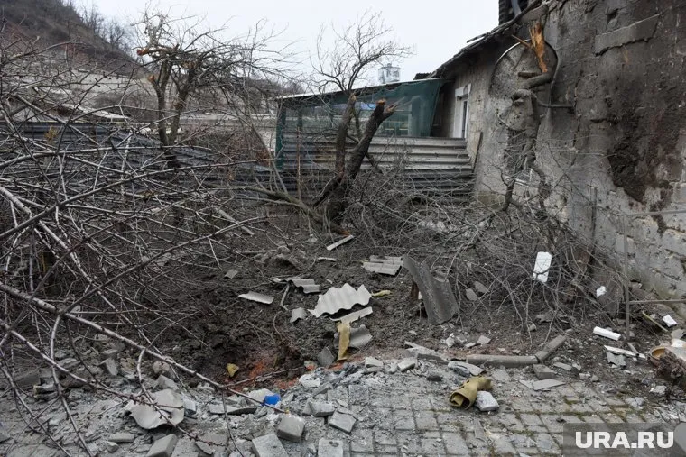 В результате обстрела пострадали постройки (архивное фото)