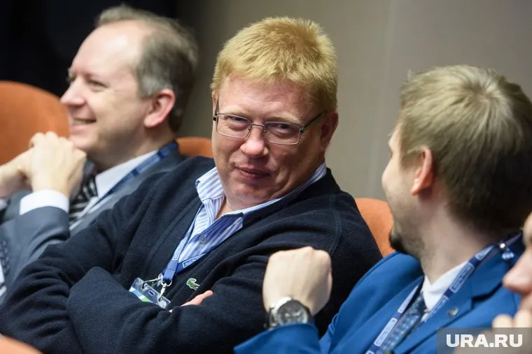 Роман Пикун (в центре) работает в структуре окружного правительства уже 25 лет