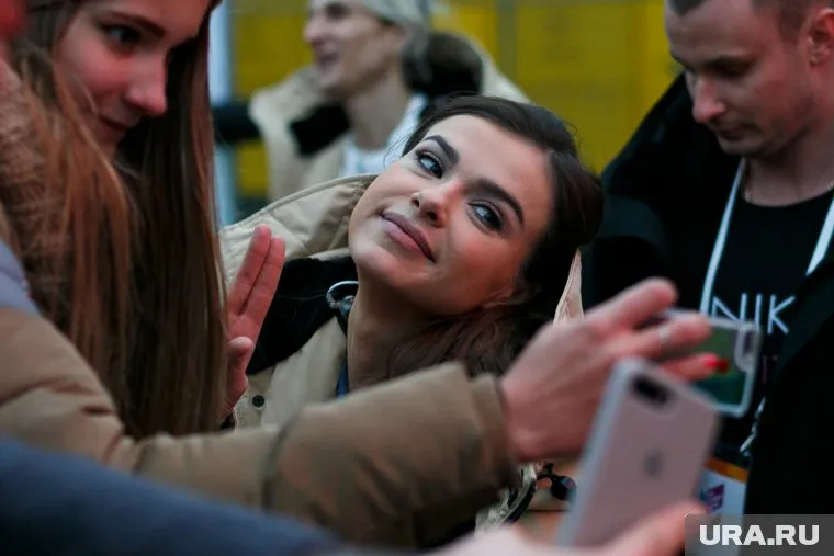 Несмотря на позднее время прогулки, Елене не удалось избежать внимания поклонников (фото из архива)