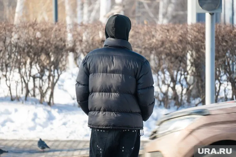 Мужчина оправдывает свой поступок шуткой