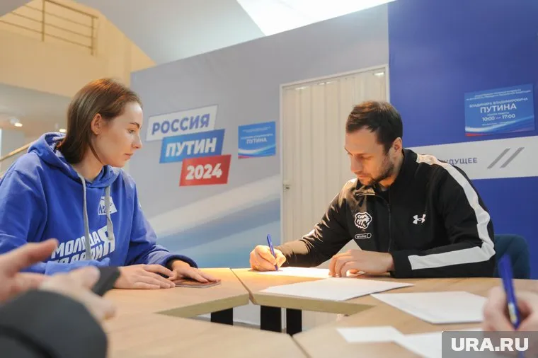 Спортсмены приехали в региональный Штаб общественной поддержки