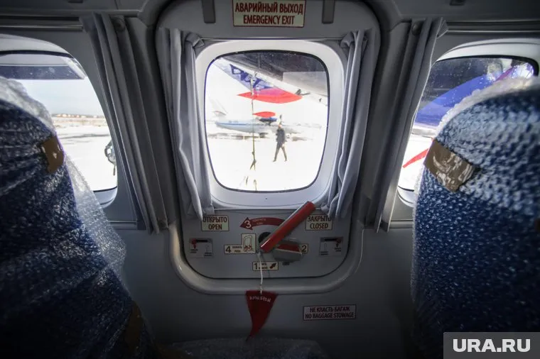 Мужчина открыл аварийную дверь самолета во время захода на посадку