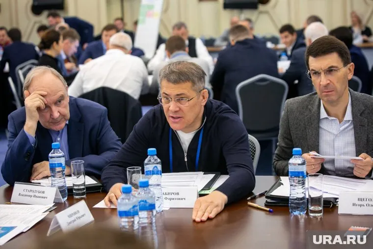 Радий Хабиров (в центре) принял решение после протестов в республике