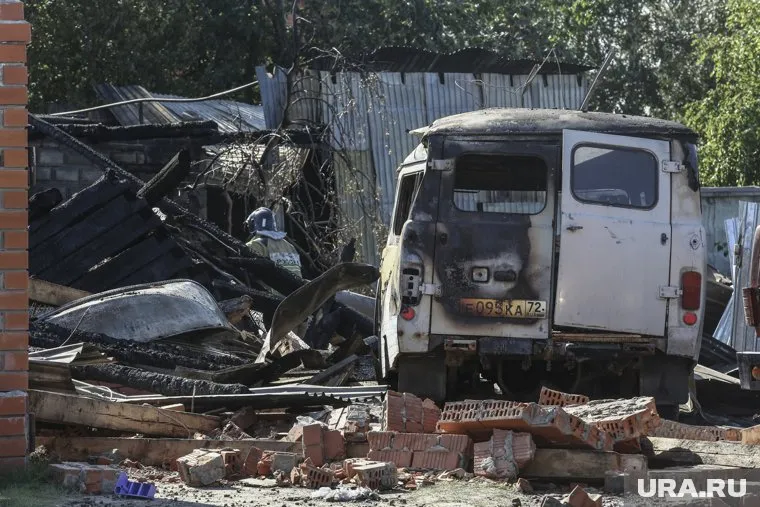 Некоторые автомобили получили повреждения кузова и остекления (архивное фото)