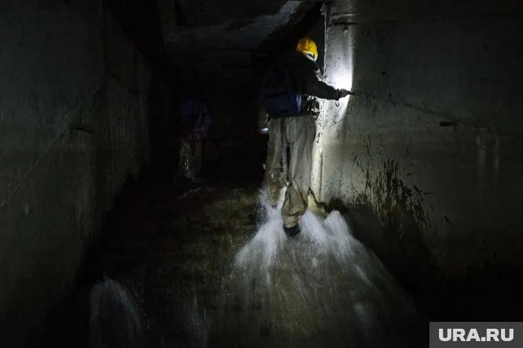 После начала дождя экскурсионная группа предпринимала попытки подняться на улицу, пишет Mash