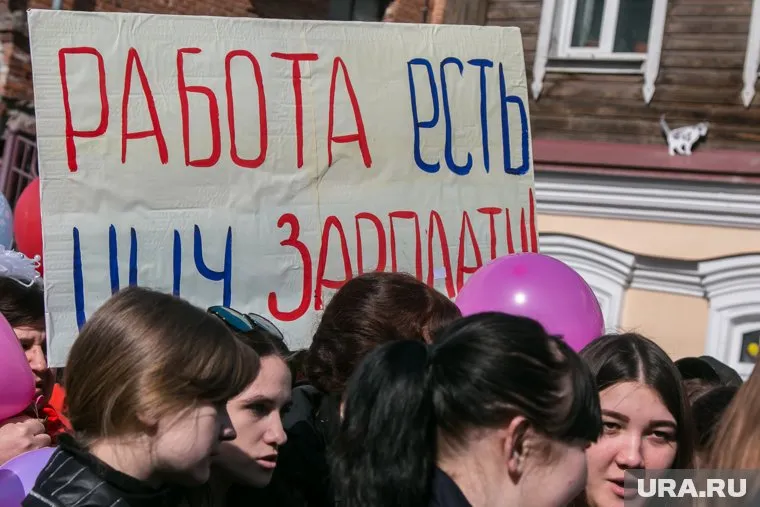 Перед россиянами копится долг по зарплате