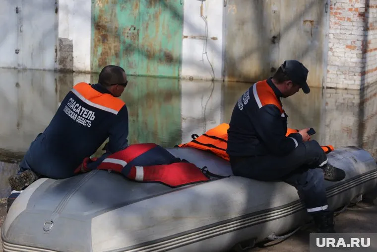 Спасатели помогают туристам покинуть опасное место