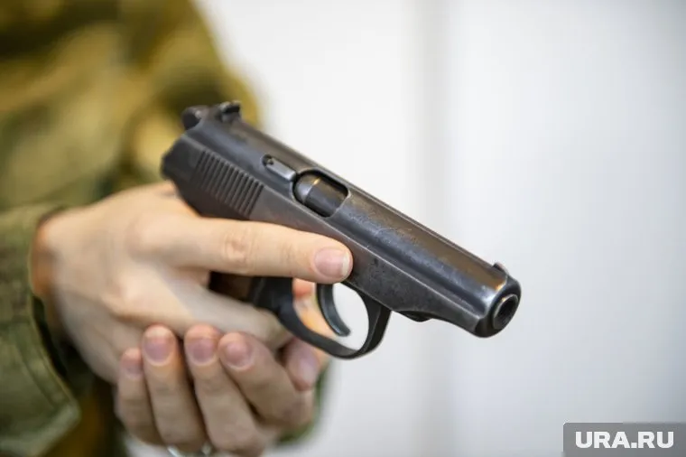 Подросток заявился в школу с оружием и начал им угрожать, передает Shot