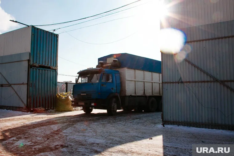 На базе есть большой склад