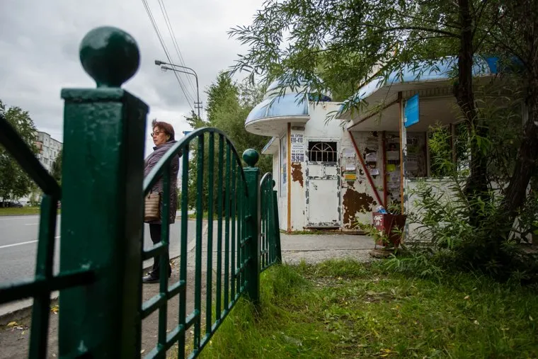 Остановочные павильоны. Сургут, остановка общественного транспорта, Остановочный павильон, дзержинского, зеленый забор