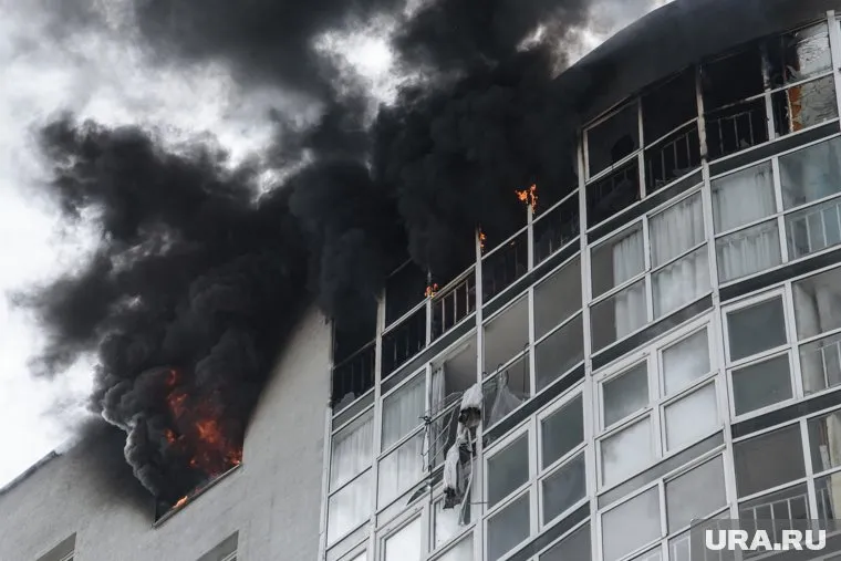 Дым от пожара идет на больницу