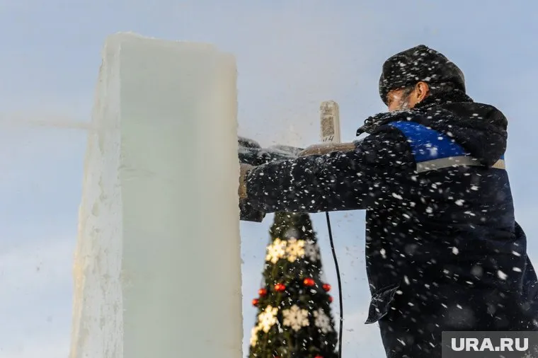 Запрет на массовые мероприятия из-за пандемии COVID обессмысливает строительство ледового города, считает Виталий Пашин (фото из архива)