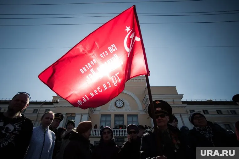 Поднятие Знамени Победы воспитает патриотизм среди молодежи, считают в КПРФ