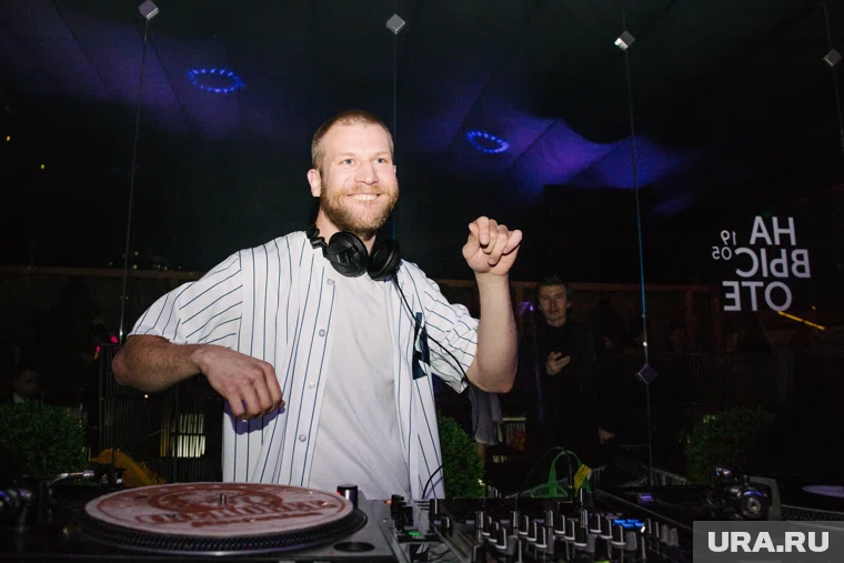 Он должен коммунальщикам 74,3 тысячи рублей, указано в посте