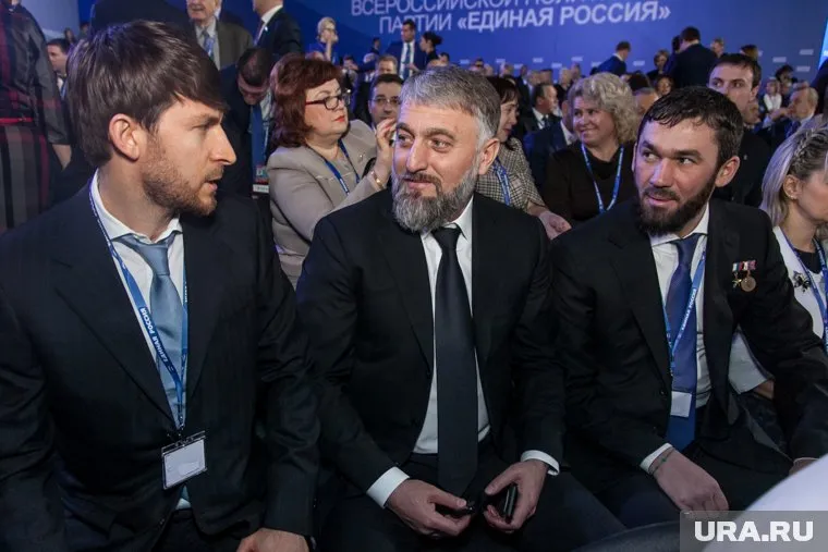 Из-за дела офицера ФСИН написали обращение к депутату ГД от Чечни Адаму Делимханову (на фото в центре)
